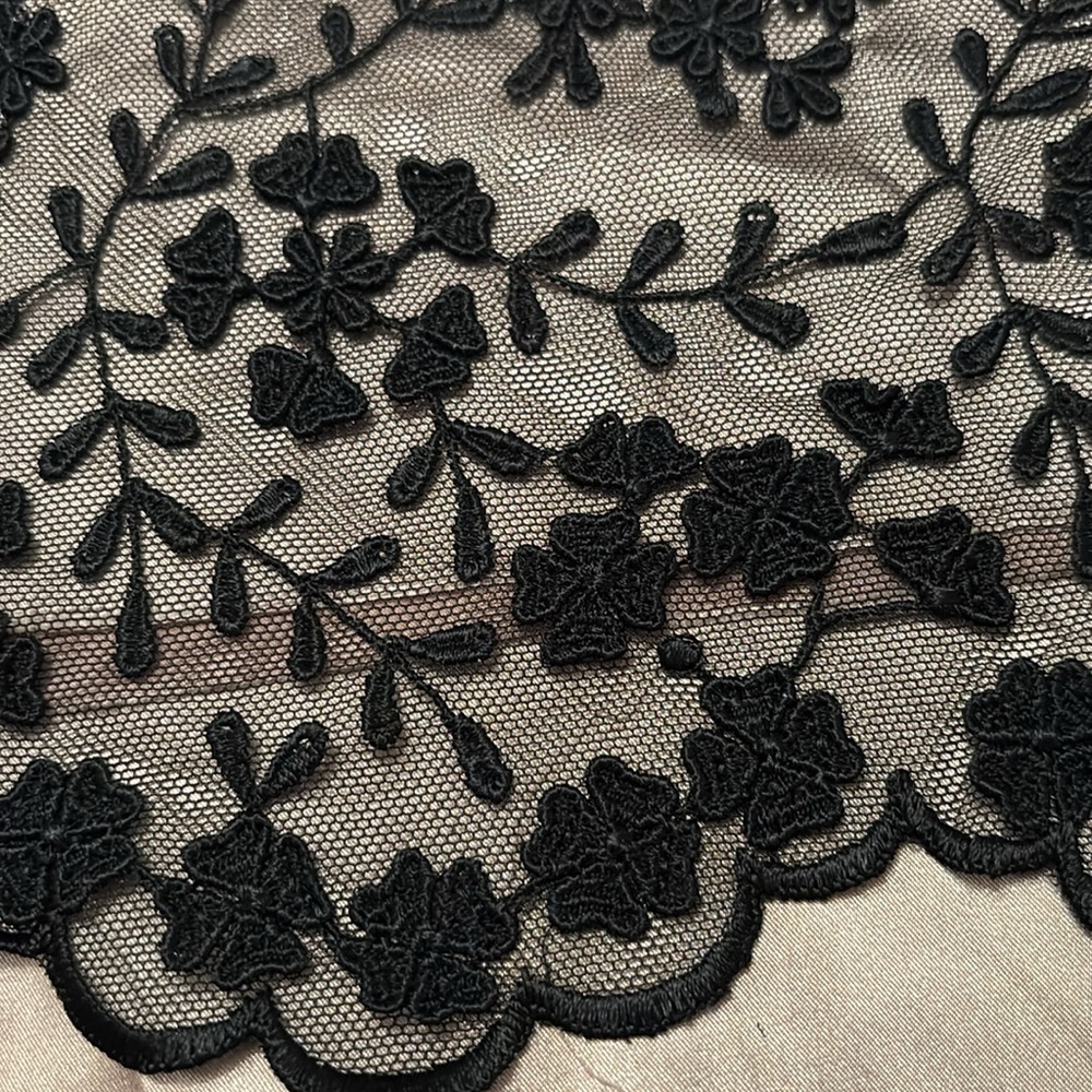 🎩 LOVELY SOFT EMBROIDERED BLACK FLORAL MESH LACE FABRIC!